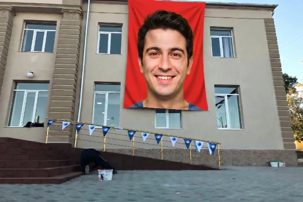 Sürpriz: Portren binaya asılacak! şaka görseli